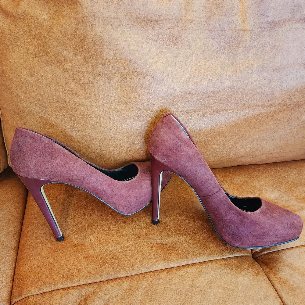 Charles David Suede Pumps